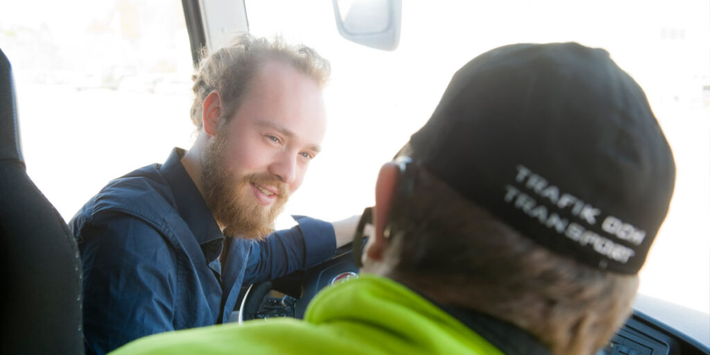 Elev och instruktör i lastbilshytt