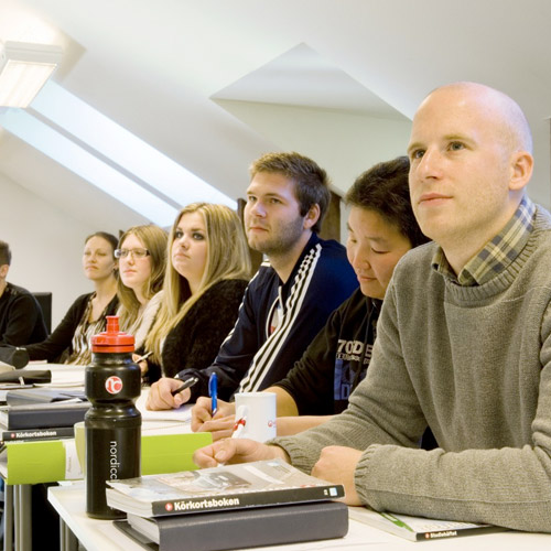 Elever som lyssnar på en lektion i klassrummet