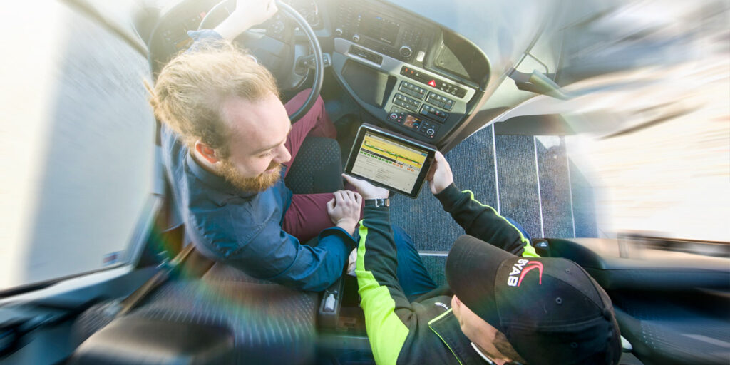 Instruktör och elev i en lastbilshytt