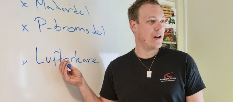 Lärare vid whiteboard