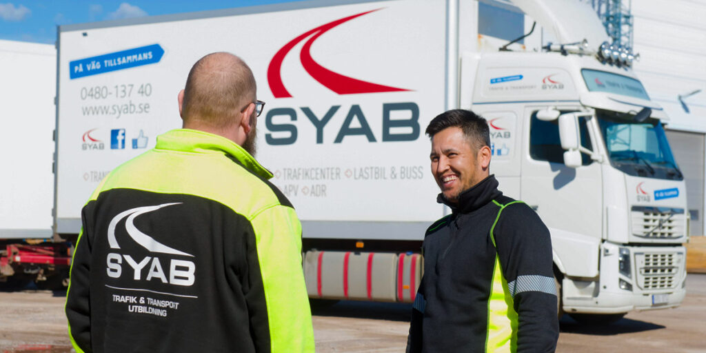 Syab-personal framför skolans lastbilar